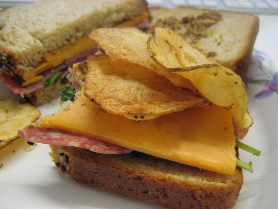 potato-chips-in-a-sandwich