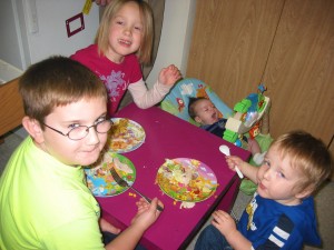#606 The Kids Table – 1000 Awesome Things